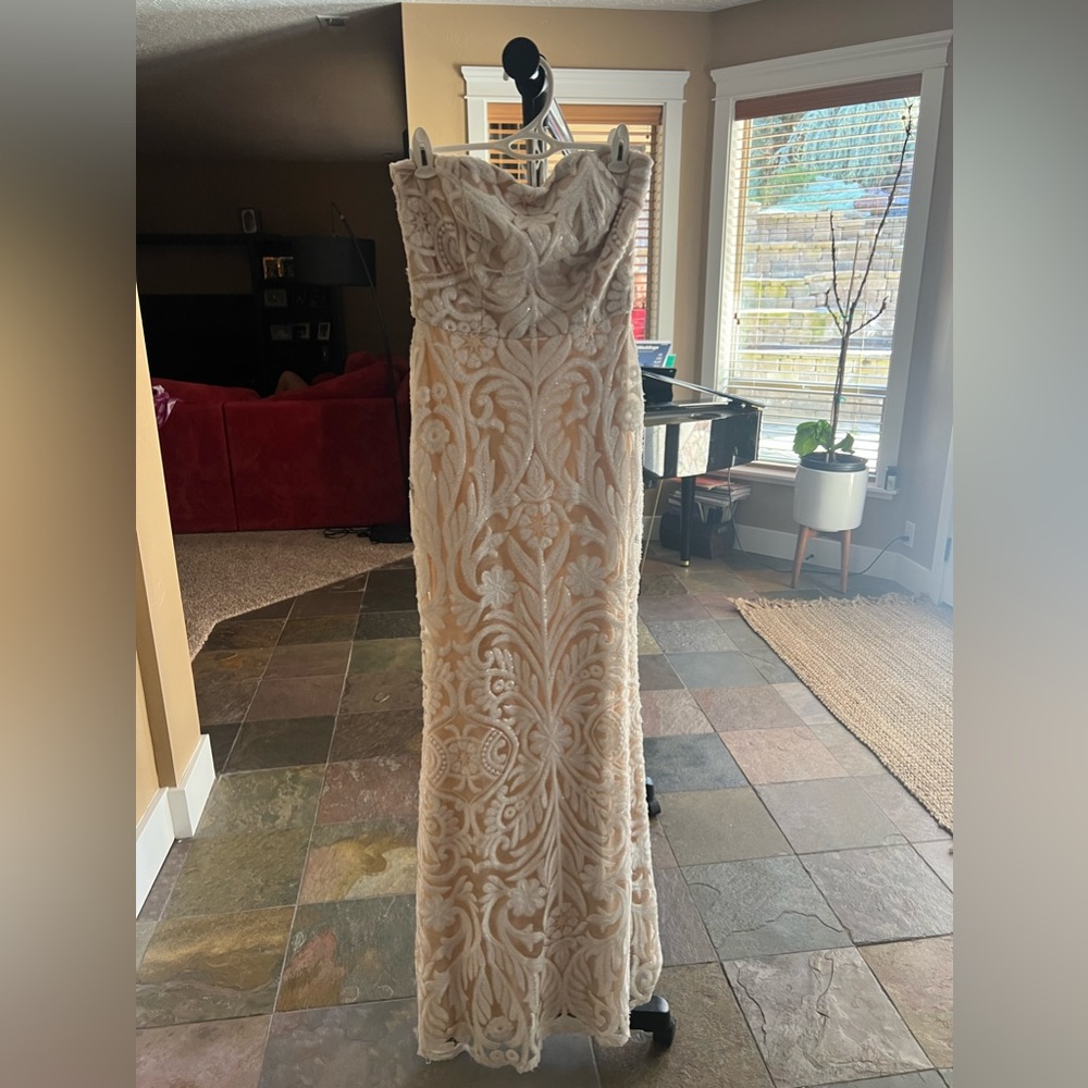 Beautiful strapless prom dress!! Size 3, extra room in the bust area.